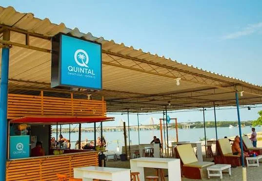 Fachada e espaço coberto do Quintal Beach Club à beira do Piscinão de Ramos